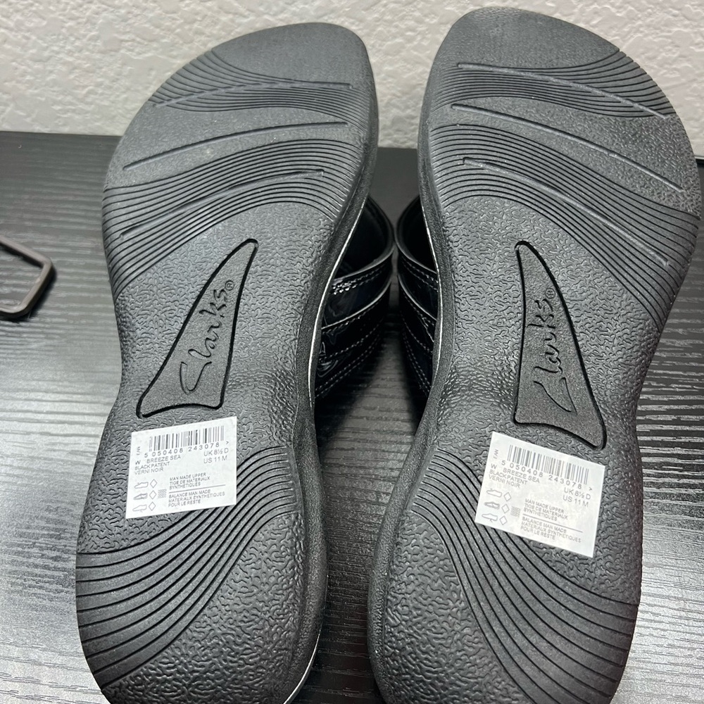 Clarks Black Patent Thong Sandals - Picture 6 of 6
